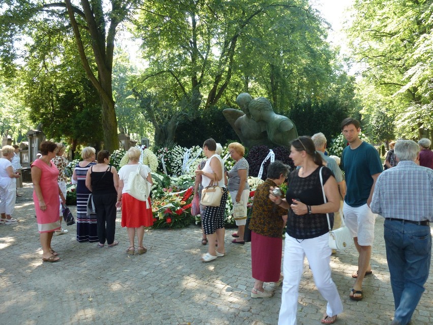 Poznaniacy przychodzą na grób Jana Kulczyka