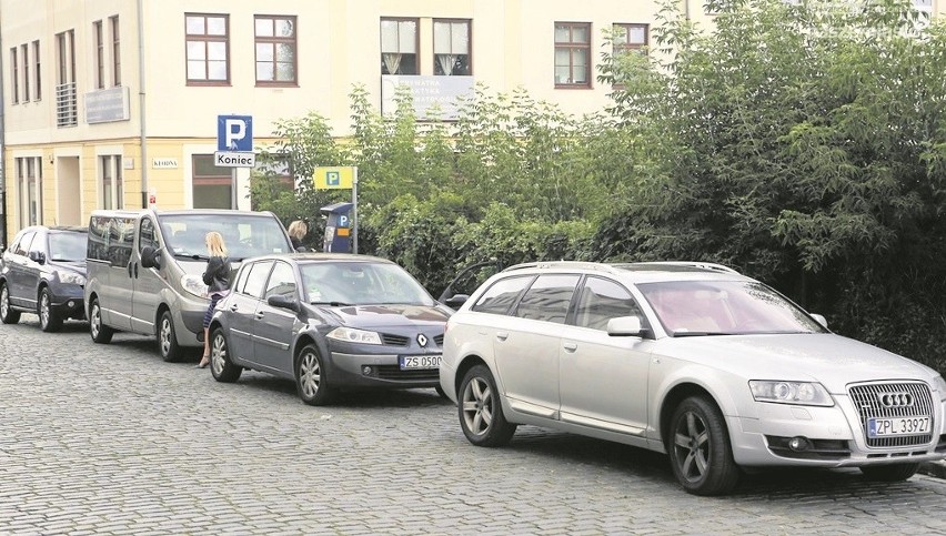 To przykład strefy parkowania bez wyznaczonych konkretnie...