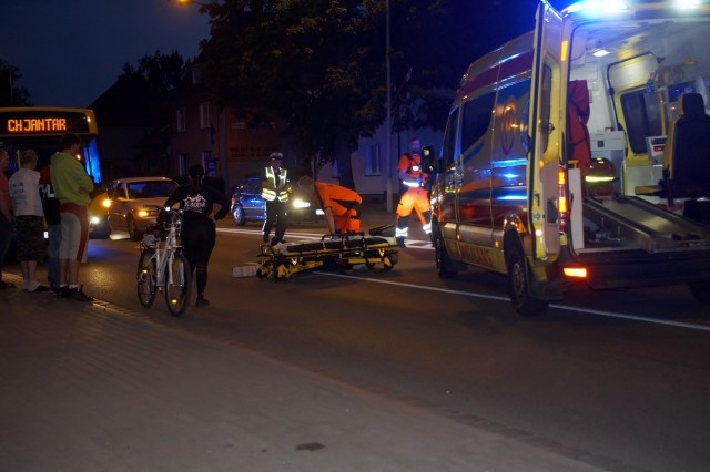 Kierujący Nissanem zatrzymał się przed przejściem dla pieszych natomiast jadący na pasie obok kierowca Audi tego nie zrobił i uderzył przechodzącego pieszego. Potrącony mężczyzna, mieszkaniec Ukrainy, trafił do szpitala.