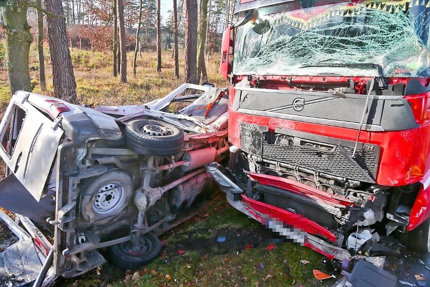 Dramatyczny wypadek busa. Nie żyją trzy osoby 