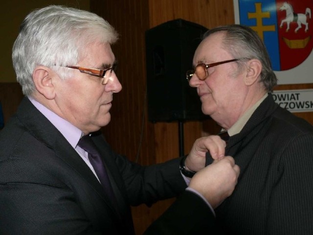 Marian Mazur (z prawej) &#8211; prezes Koła Włoszczowa Miasto został odznaczony złotą odznaką PZW z wieńcami &#8211; najwyższym odznaczeniem w Polskim Związku Wędkarskim. Odznaczył go sam prezes kieleckiego okręgu PZW Andrzej Drzazga.
