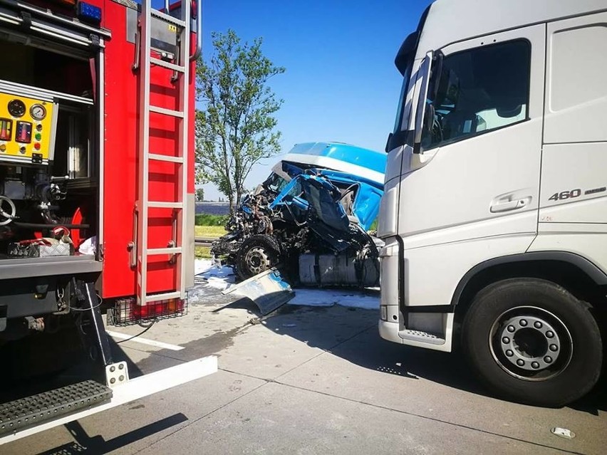 Reanimacja na A4 po wypadku ciężarówek. Droga zablokowana [ZDJĘCIA]