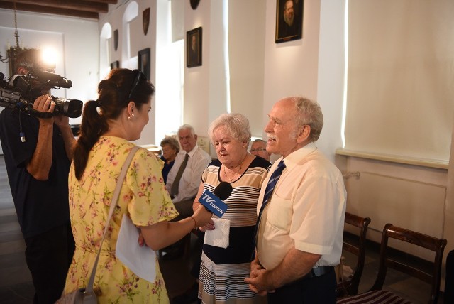 Wyróżnienia zostały nadane jubilatom przez prezydenta Polski. Małżonkom wręczył je w Sali Mieszczańskiej Ratusza Staromiejskiego prezydent Torunia. Jak zawsze tego rodzaju uroczystość uświetnił krótki koncert muzyków. Zgromadzeni wznieśli również toast oraz wykonano pamiątkową fotografię. Oto wyróżnieni małżonkowie:Liliana i Eugeniusz Bujnarowscy, Jadwiga i Eugeniusz Flakowscy, Krystyna i Józef Hołubkowie, Irena i Stanisław Lewandowscy, Halina i Gerard Lubiszewscy, Mieczysława i Ryszard Mederowscy, Krystyna i Tadeusz Muchewiczowie, Halina i Reinhard Piskorowscy, Agnieszka i Władysław Skobowiatowie, Irena i Gerad Wiśniewscy, Barbara i Józef Witowie, Bogumiła i Bogdan Wypych-Klaczyńscy.Zobacz też:Toruń z drona. Czy rozpoznajesz te miejsca?Uwaga. Dwór Artusa się sypieNowosciTorun