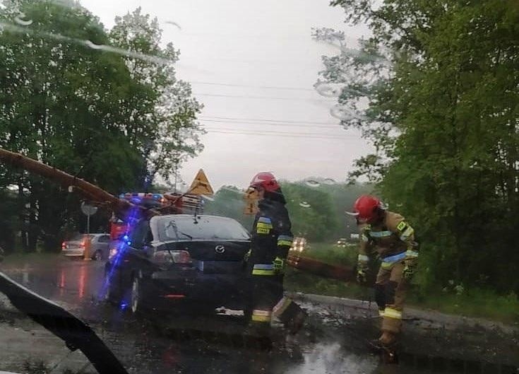 Podczas burzy drzewo zwaliło się na samochód w Bobrku na północnej obwodnicy Oświęcimia [ZDJĘCIA]