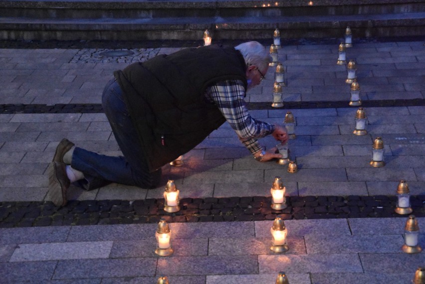 100 zniczy pod pomnikiem Jana Pawła II w Rybniku w 100. rocznicę urodzin Ojca Świętego