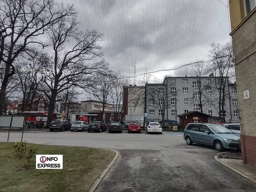 Uszkodzony dach szpitala powiatowego w Lublińcu