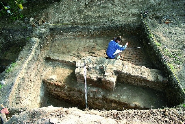 Fundamenty budynków odkryte podczas poprzednich badań zostały dokładnie udokumentowane. Teraz archeolodzy szukają śladów  kolejnych zabudowań.