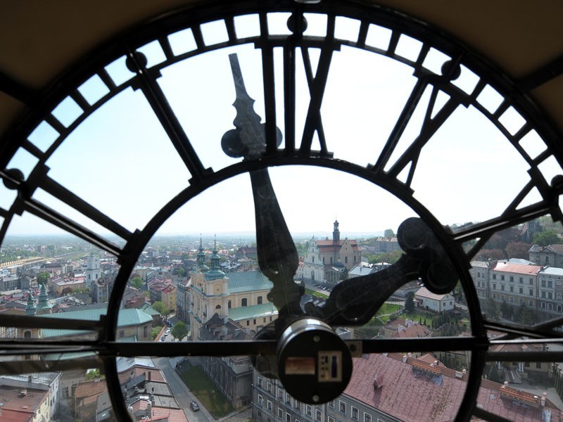 Za tarczami 4 zegarów na wieży katedralnej zlokalizowano...
