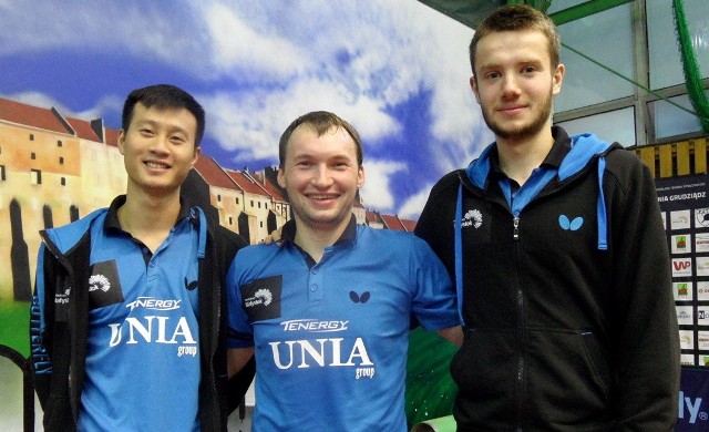 Tenisiści stołowi Olimpii-Unii Grudziądz wygrali trzeci mecz tego sezonu, (od lewej): Wang Yang, Jarosław Żmudenko, Patryk Zatówka.