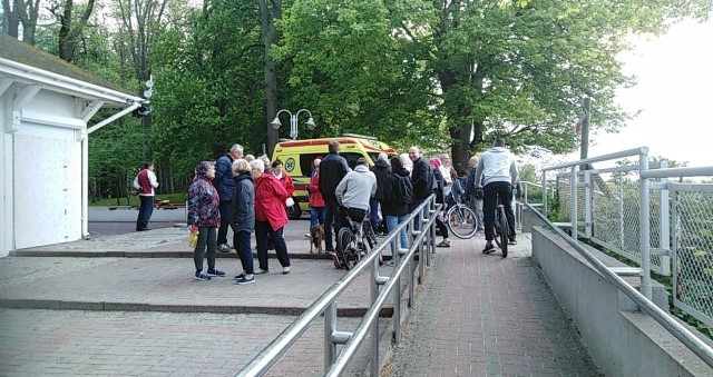 W niedzielę około godz. 18.50 usteckie służby ratownicze zostały postawione na nogi. Na plaży wschodniej, na wysokości ulicy Kopernika do wody z drewnianego falochronu wpadły dwie osoby. Najpierw z palisady ześlizgnął się 24-latek, a po nim 23-letnia dziewczyna. - Obywatele Ukrainy - informuje st. sierż. Monika Sadurska, oficer prasowy KMP w Słupsku. - Znajdowali się pod wpływem alkoholu.Zaalarmowano służby poderwano morskich ratowników. Szczęśliwie topielców udało się wydostać na brzeg. Zostali wyciągnięci z wody przez dwóch słupszczan. Niestety z notatek policyjnych nie wynika czy wskoczyli oni do wody, czy wyciągnęli Ukraińców z brzegu. Na ostrogi nie wolno wchodzić. W pobliżu falochronów obowiązuje zakaz kąpieli. W tych miejscach występują wiry wodne, potrafiące wciągnąć w głąb morza. Jak bardzo kąpiel w pobliżu takich urządzeń hydrotechnicznych jest niebezpieczna, pokazał krótki film nagrany przez WOPR kilka sezonów temu. Ratownicy udowodnili, że przy samych palach jest głęboko nawet na 2-3 metry. - To jest miejsce szczególnie niebezpieczne - mówi Piotr Dąbrowski, prezes słupskiego Wodnego Ochotniczego Pogotowia Ratowniczego. - I po winno być dobrze oznakowane. W sezonie, o tym że nie można wchodzić i kąpać się w odległości pięciu metrów informują znaki. Powinny już tam stać.Plażą poza sezonem turystycznym zarządza Urząd Morski w Słupsku. Na okres wakacyjnych trafia pod skrzydła uzdrowiska, a konkretniej Ośrodka Sportu i Rekreacji w Ustce. Jego szefostwo zapewnia, że znaki są przygotowywane. Ma być ich w tym roku zdecydowanie więcej i na ostrogach powinny pojawić się do końca tygodnia. Dodajmy, że za wchodzenie falochron grozi mandat od 50 do 500 złotych.Zobacz także: Cofka w Ustce. Woda w porcie