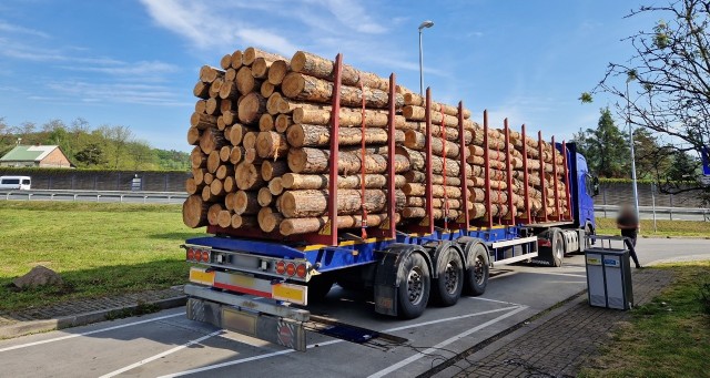 Miejsce kontroli przeładowanego o 12,5 t zestawu ciężarowego z kłodami drewna.