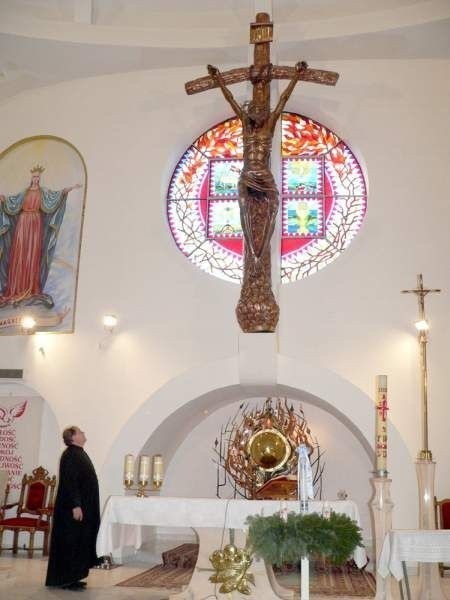Wielki krzyż w prezbiterium kościoła Opatrzności Bożej.