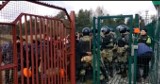 Kryzys na granicy. Białoruskie wojsko próbowało przepchnąć na polską stronę migrantów. Próbę udało się udaremnić