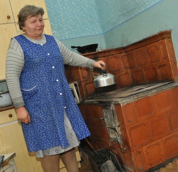 - Żeby ugotować obiad czy herbatę, muszę porąbać drewno, przynieść węgiel i rozpalić w piecu - mówi pani Wiktoria.