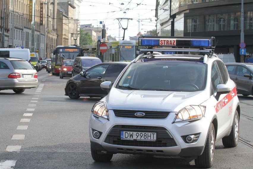 Tajemnicza teczka przy Galerii Dominikańskiej. Zamknięto ulicę Bł. Czesława