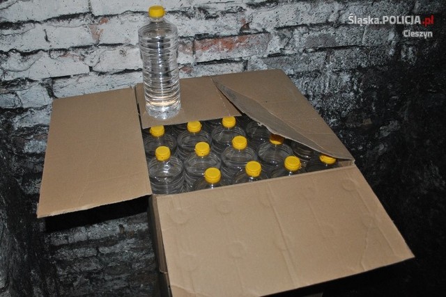 Nielegalny alkohol znaleziony w piwnicy jednej z cieszyńskich kamienic
