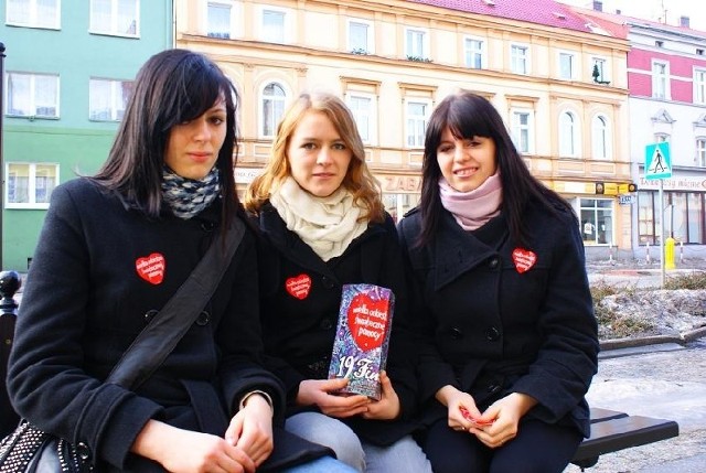 Michalina, Estera i Sylwia od rana kwestowały wczoraj w okolicach placu Wyzwolenia.