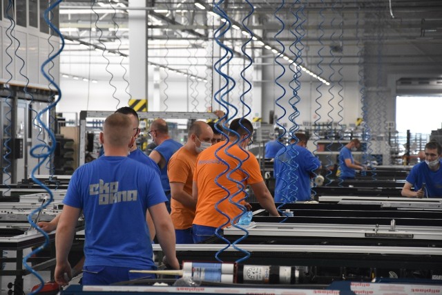 Firma Eko-Okna chce postawić zakład produkcyjny na terenie tzw. Pola Południowego w Kędzierzynie-Koźlu. Na początek zatrudnienie tu ma znaleźć pół tysiąca osób. W kolejnych fazach planowany jest kilkukrotny wzrost liczby pracowników.