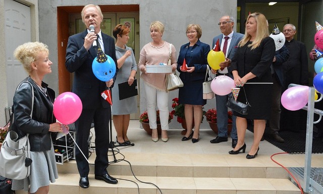 Podczas poniedziałkowego otwarcia żłobka „Wesoły Pajacyk” kilka słów zabrali dyrektorzy z innych placówek oświatowych działających w Pionkach. Przynieśli też drobne prezenty.