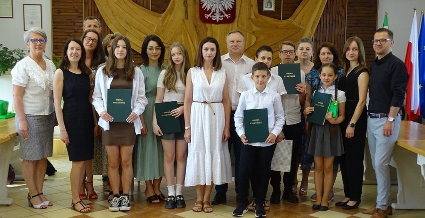 Nagrody burmistrza Myszyńca dla uczniów szkół podstawowych z gminy Myszyniec. Wręczone zostały 21.06.2023. Zdjęcia