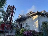 Pożar domu w Osiecznicy pod Krosnem Odrzańskim! Ogień gasiło 13 jednostek straży pożarnej!