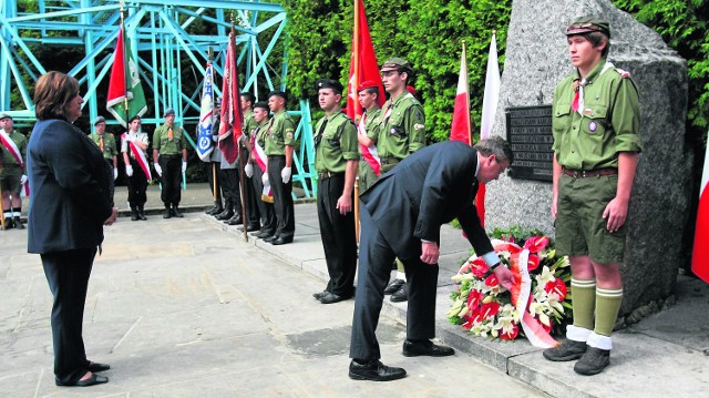Trzy lata temu, z okazji 72. rocznicy wybuchu II wojny światowej kwiaty pod Wieżą Spadochronową złożył prezydent RP Bronisław Komorowski, który wygłosił też przemówienie