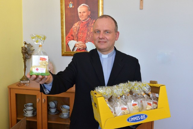 Ksiądz Krzysztof Banasik prezentuje wielkanocne baranki, które są rozprowadzane w Caritas i parafiach diecezji kieleckiej