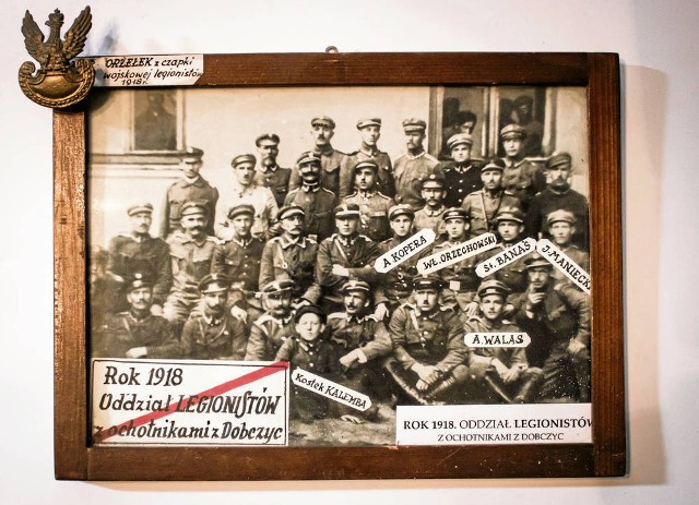 Zdjęcie przedstawia oddział legionistów, w skład którego wchodzili także ochotnicy pochodzący z Dobczyc. Znajduje się ono w Izbie Pamięci Narodowej dobczyckiego Muzeum.