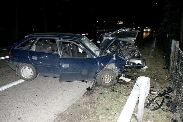 Wypadek w m. Poświętne. Czołowe zderzenie audi i opla.