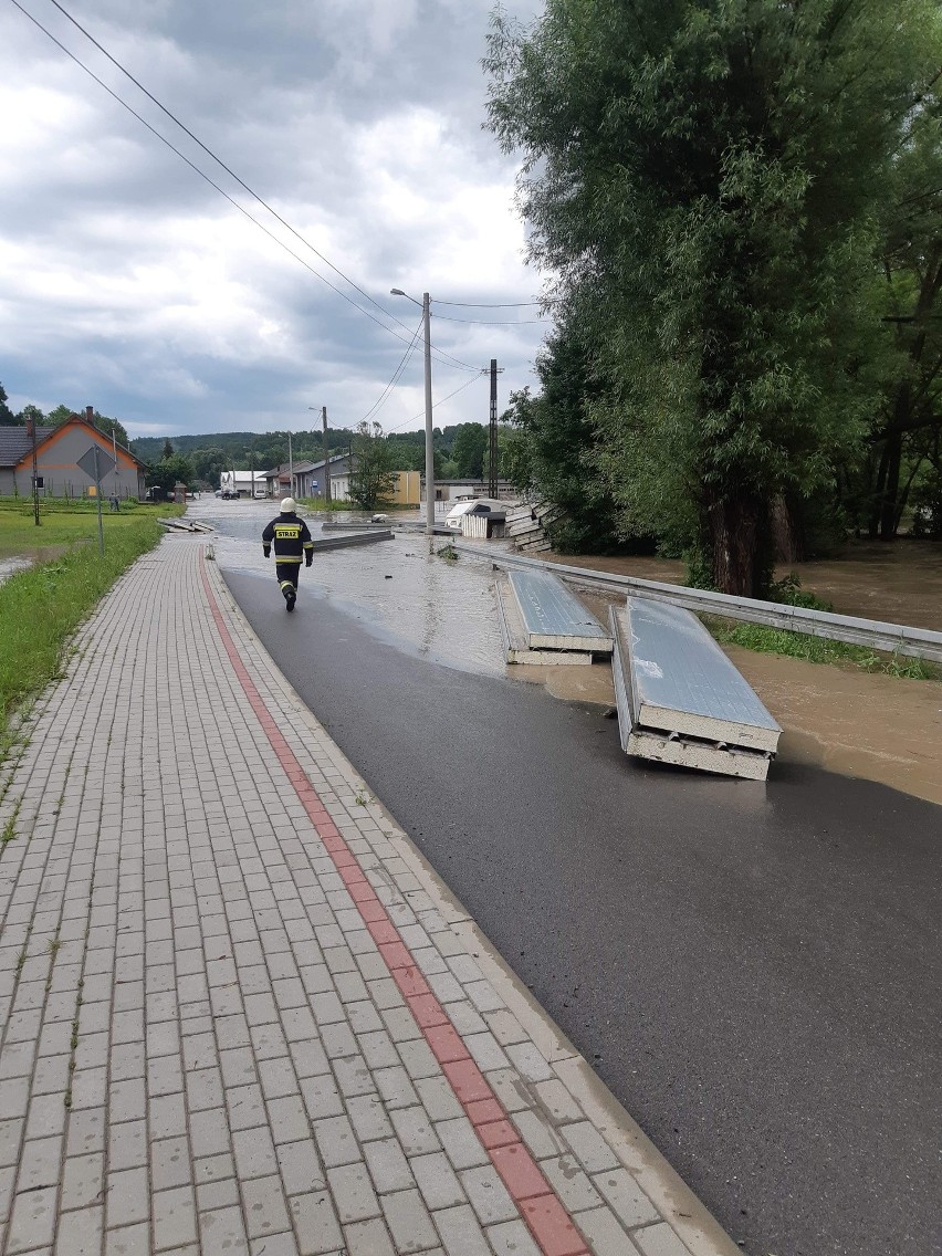 Internauta: Akcja ratunkowa w okolicach Chmielnika, a fala zmierza do Tyczyna [FOTO]