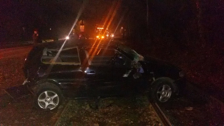 Sosnowiec: samochód dachował na ulicy Baczyńskiego i zatarasował torowisko [ZDJĘCIA]