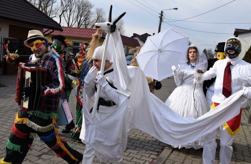 Dziad, baba, młoda para, przodownik, słomiany niedźwiedź,...