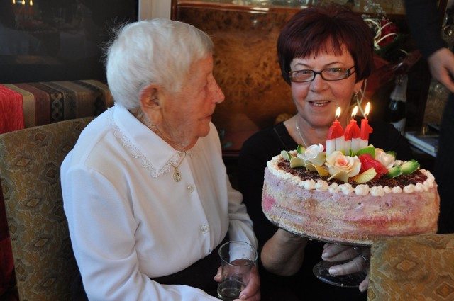 Najstarsza mieszkanka miasta i gminy Końskie podczas setnych urodzin. Na zdjęciu z synową