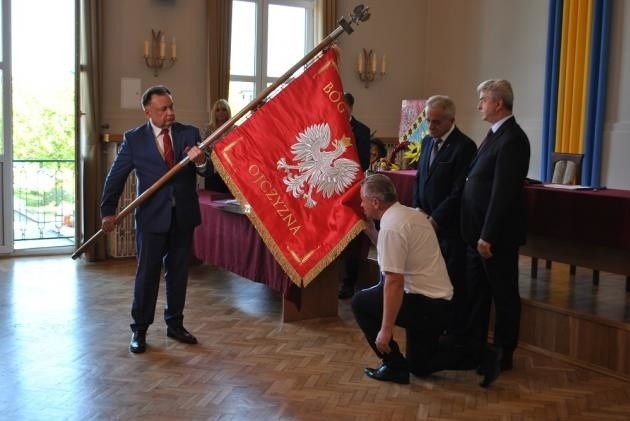 Sztandar przekazał marszałek Adam Struzik. Mariusz Prasek, wiceprzewodniczący Rady Powiatu całuje nadany sztandar.