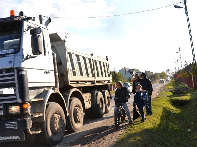 Droga powiatowa w Kostomłotach stała się objazdem dla trasy 74 i modernizowanej obwodnicy, a piesi muszą uciekać przed ciężarówkami.