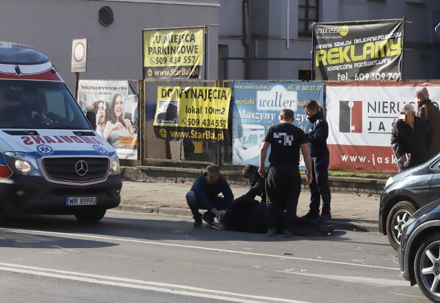 Potrącenie mężczyzny na 25 Czerwca w Radomiu.