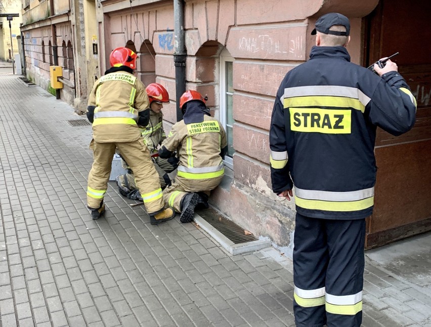 Bydgoszcz. Staruszka zasłabła w domu. Służbom udało się do niej dostać przez okno [zdjęcia]