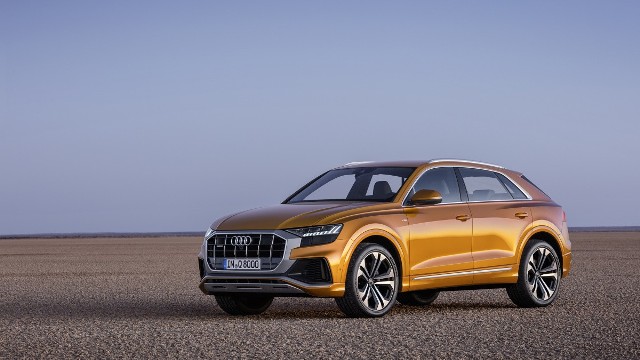 Audi Q8 W wyposażeniu standardowym znajdziemy m.in. system MMI Navigation plus z panelem dotykowym MMI touch response, wirtualny kokpit Audi virtual cockpit, system Audi drive select dopasowujący charakter samochodu do preferencji kierowcy, układ regulacji tłumienia amortyzatorów, diodowe reflektory przednie i światła tylne, czy automatyczną klimatyzację.Fot. Audi