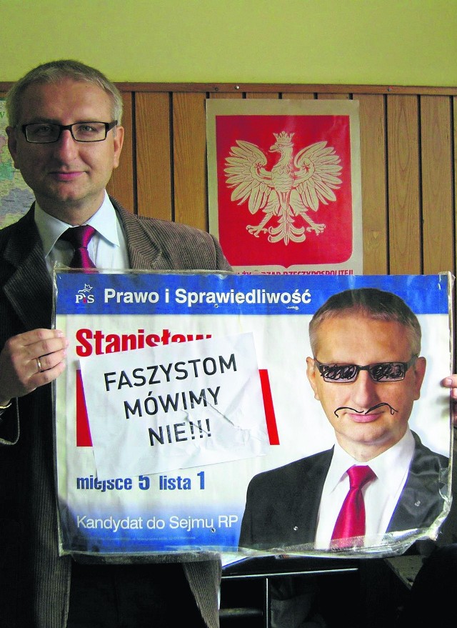 Stanisław Pięta prezentuje swój wyborczy plakat, którym podczas kampanii "zajęli" sie jego polityczni przeciwnicy. Sam uważa, że nie przekracza granic