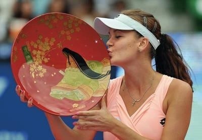 Agnieszka Radwańska z trofeum za zwycięstwo w Tokio Fot. PAP/EPA/Kimimasa Mayama