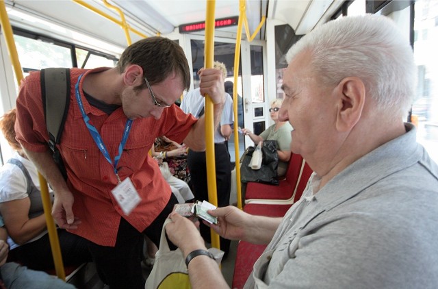 17.08.2011 wroclaw dziennikarz jerzy wojcik na jeden dzien wcielil sie w role kontrolera biletowego. mpk autobus tramwaj komunikacja kontroler kontrola kontrolerzy kanar bilety gazeta wroclawska piotr warczak