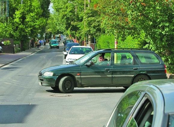 Kierowcy, którzy chcą wjechać na ulicę Reduty Ordona z ulic podporządkowanych, nie widzą czy z boku czasami nie nadjeżdża samochód.