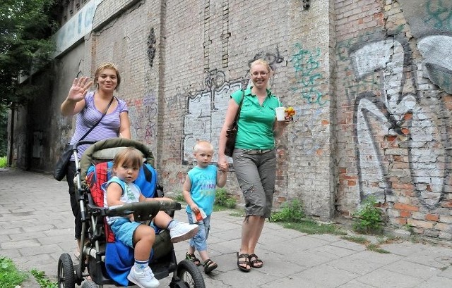 Obecna ul. Strzelcka nie podoba się Marzenie Domaniewskiej, która wraz z córką Julcią i szwagierką Beatą Domaniewską oraz jej synem Filipem lubi spacerować po centrum