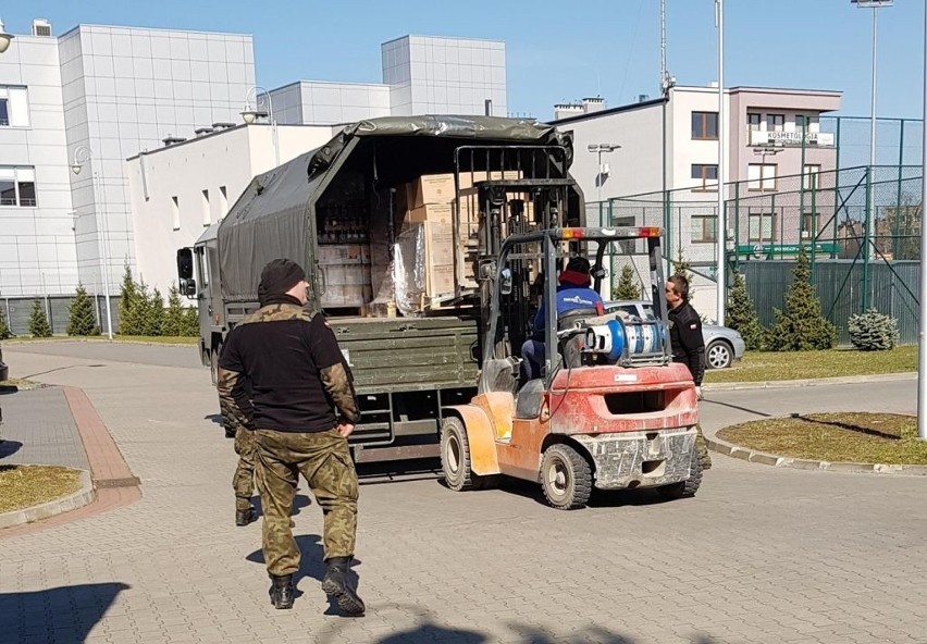 Koronawirus Ostrołęka. Caritas pomaga. Ponad 9 ton żywności dla potrzebujących trafiło do Ostrołęki. Zobaczcie zdjęcia