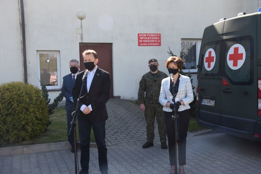 Koronawirus w powiecie białobrzeskim. Ministrowie przyjechali do Domu Pomocy Społecznej w Niedabylu. Zobacz zapis transmisji na żywo