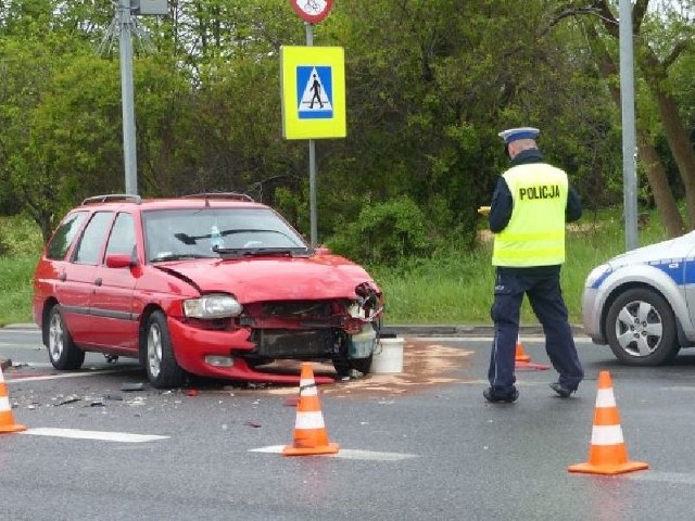 W zderzeniu dwóch aut ucierpiała dwójka mieszkańców Mazowsza, podróżujących fordem escortem. Kobieta i mężczyzna trafili do szpitala. 