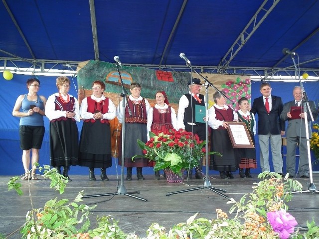 Członkowie zespołu "Łaguszowianki&#8221; otrzymali medale i nagrody. 