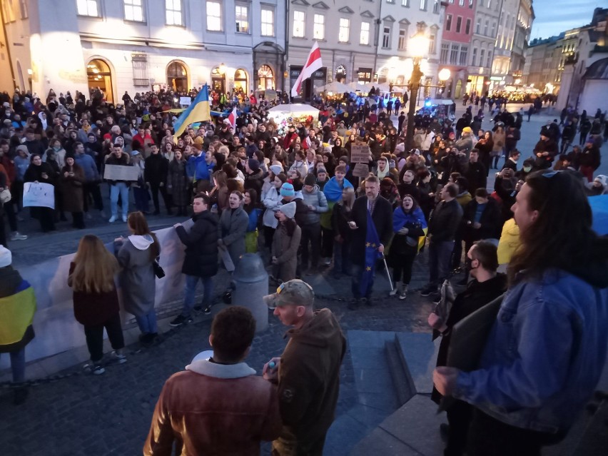 Protesty w Krakowie w geście solidarności z zaatakowaną...