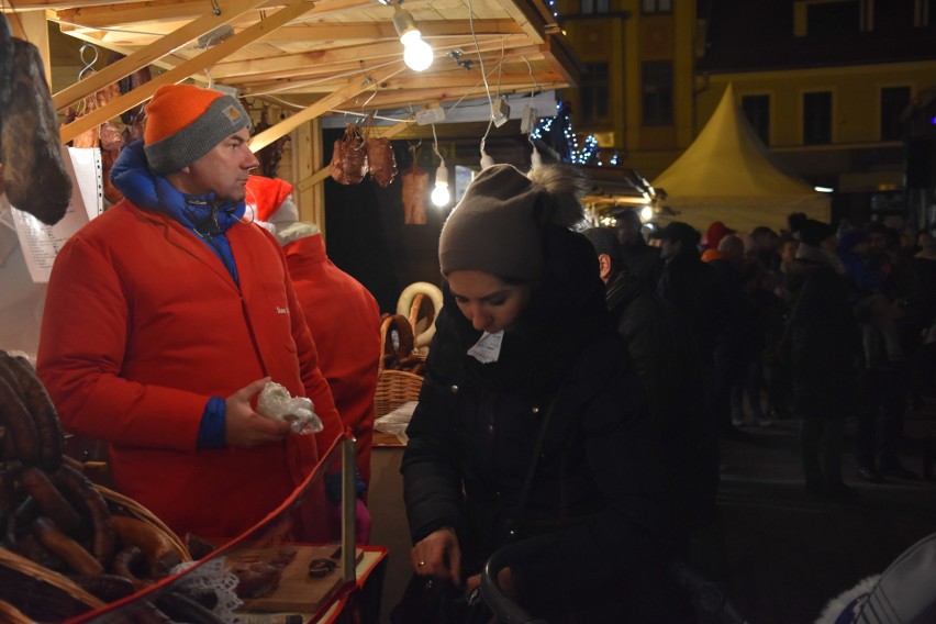 Rybnik: Choinka już świeci, na Rynku pojawił się Mikołaj