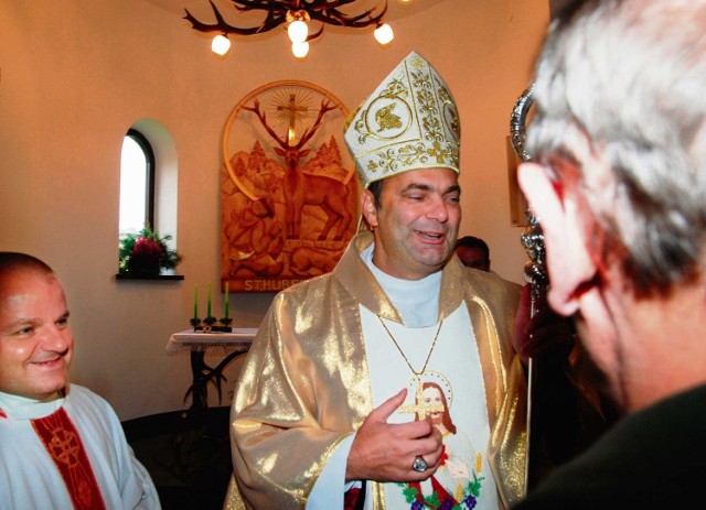 Biskup Grzegorz Kaszak, a za nim w tle nowy ołtarz